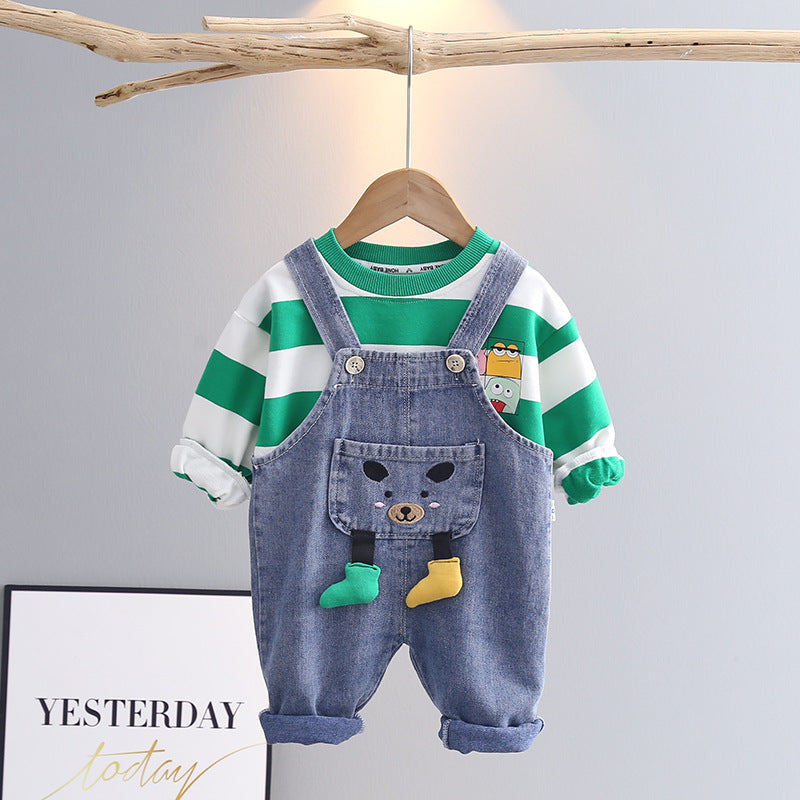 Ensemble deux pièces t-shirt et jean à bretelles pour enfant