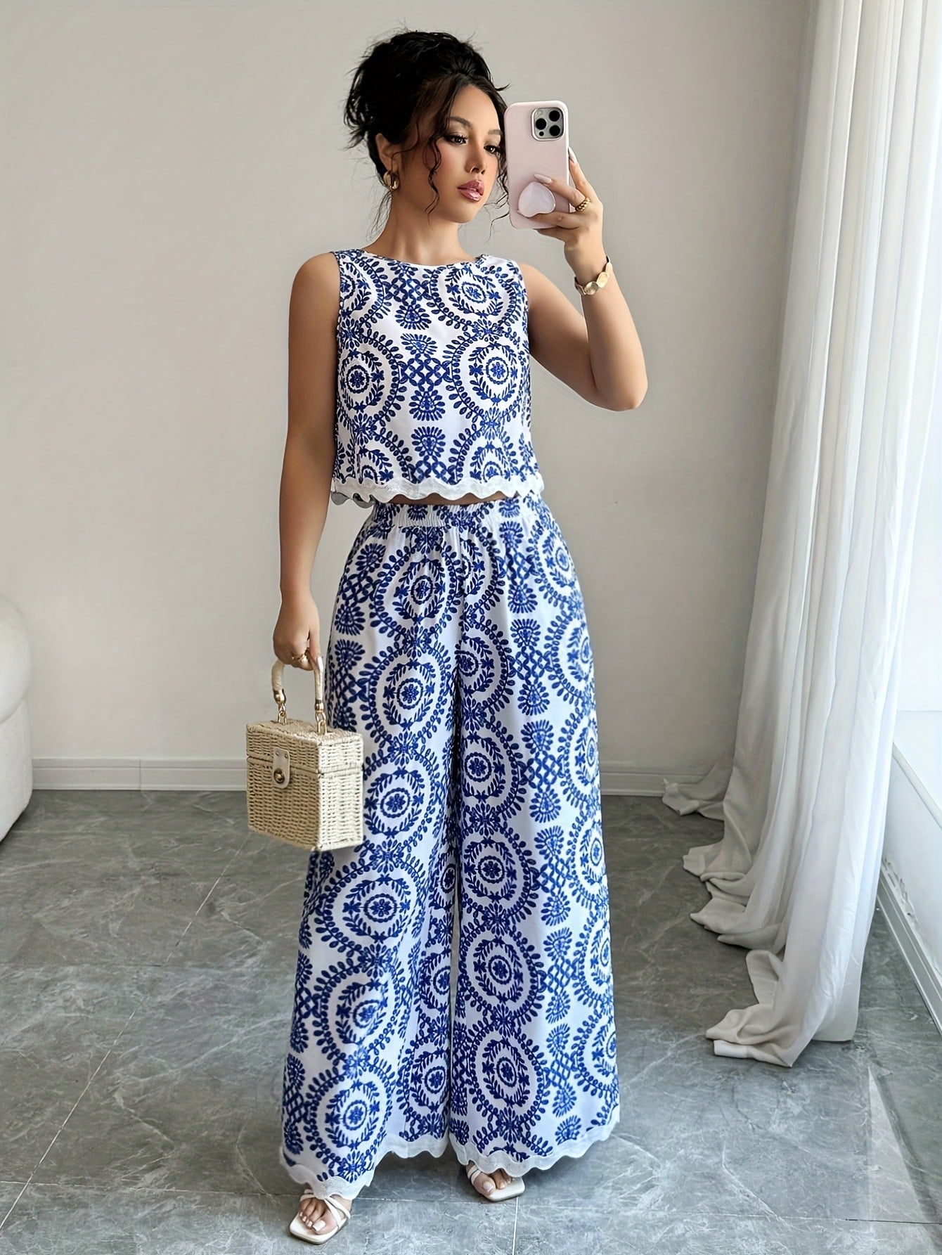 Plant-patterned Crew-neck Sleeveless Top And Wide-leg Pants Set With A Printed Design