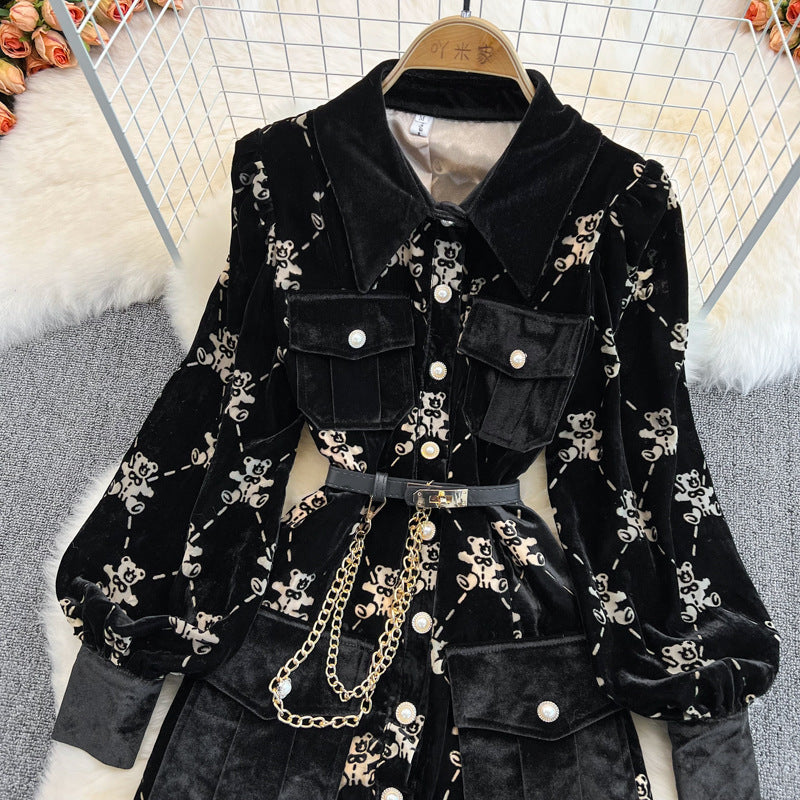 Robe en velours doré à simple boutonnage et revers