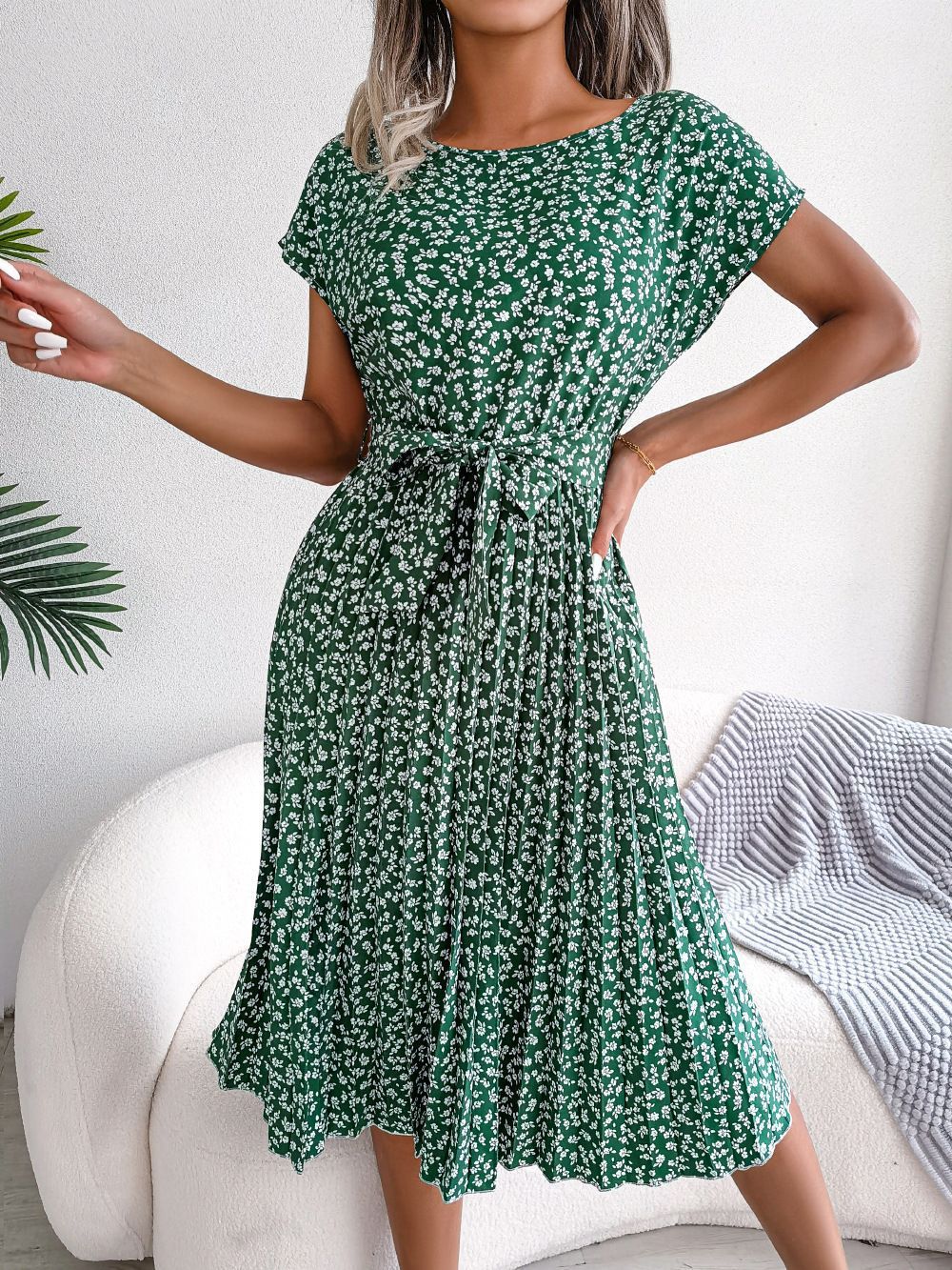 Spring And Summer New Casual Short-sleeved Floral Large Hem Pleated Skirt