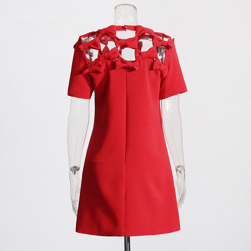 Robe amincissante rouge à motif de nœud creux, style mondain et tendance