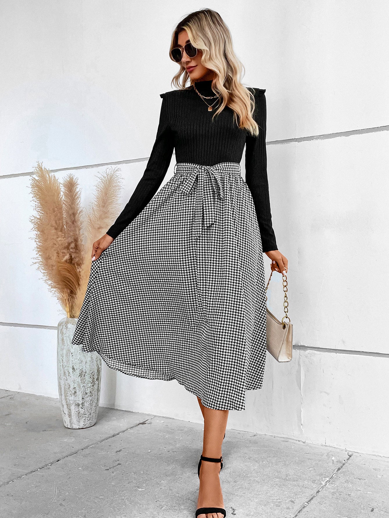 Robe amincissante taille haute à manches longues et col haut
