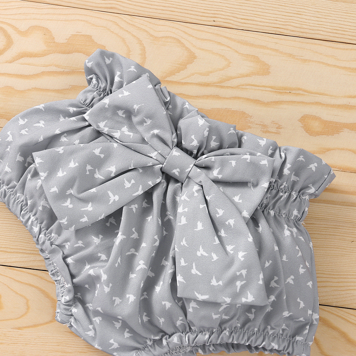 Ensemble trois pièces short à col en dentelle, manches longues et nœud Rombo