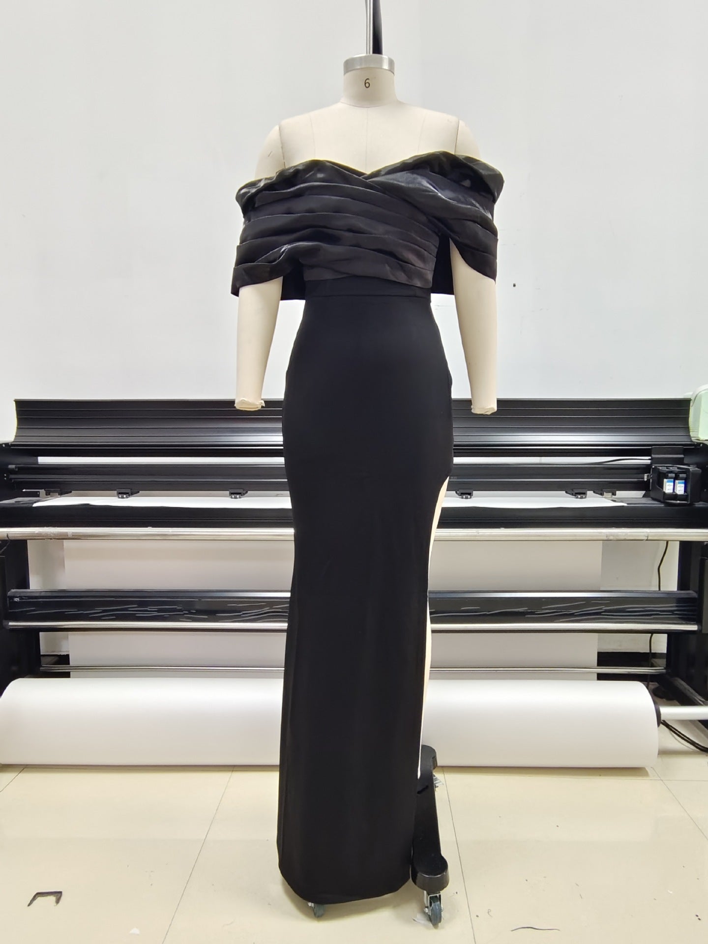 Robe fendue à volants et épaules dénudées pour femme