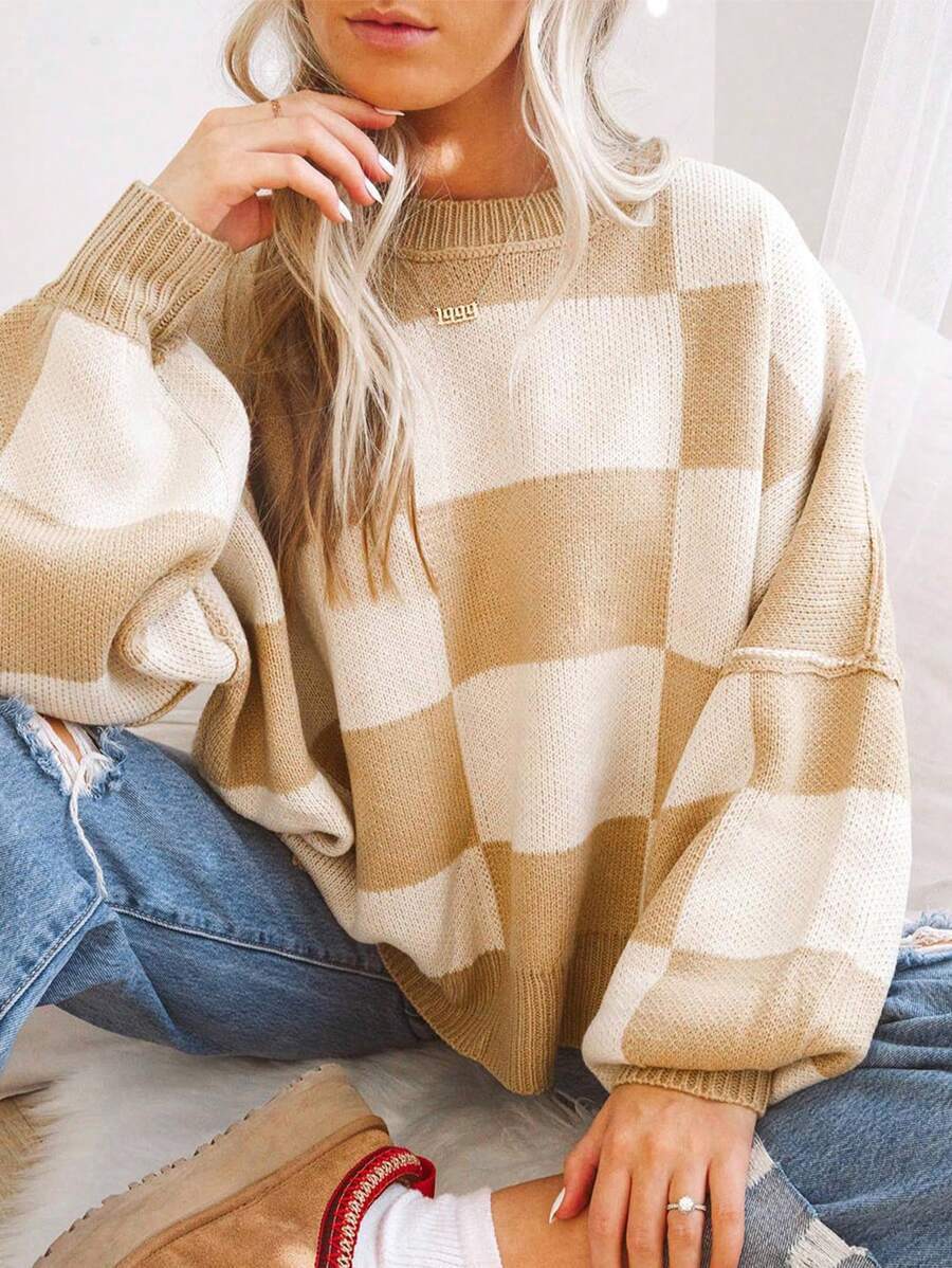 Pull à carreaux contrastés, style ample et décontracté, avec coutures