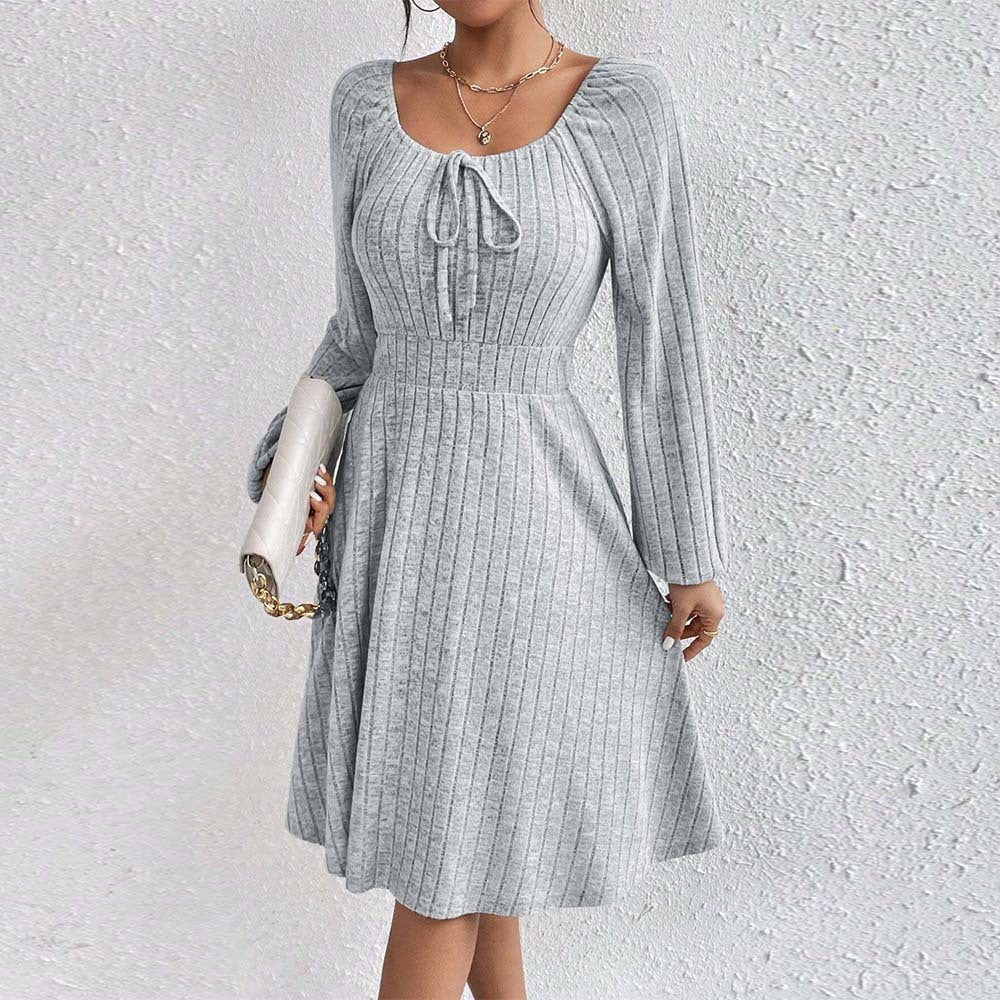 Robe à manches longues et col carré avec jupe cintrée