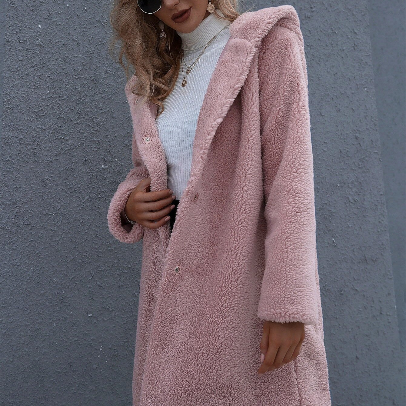 Manteau mi-long à capuche pour femme en agneau