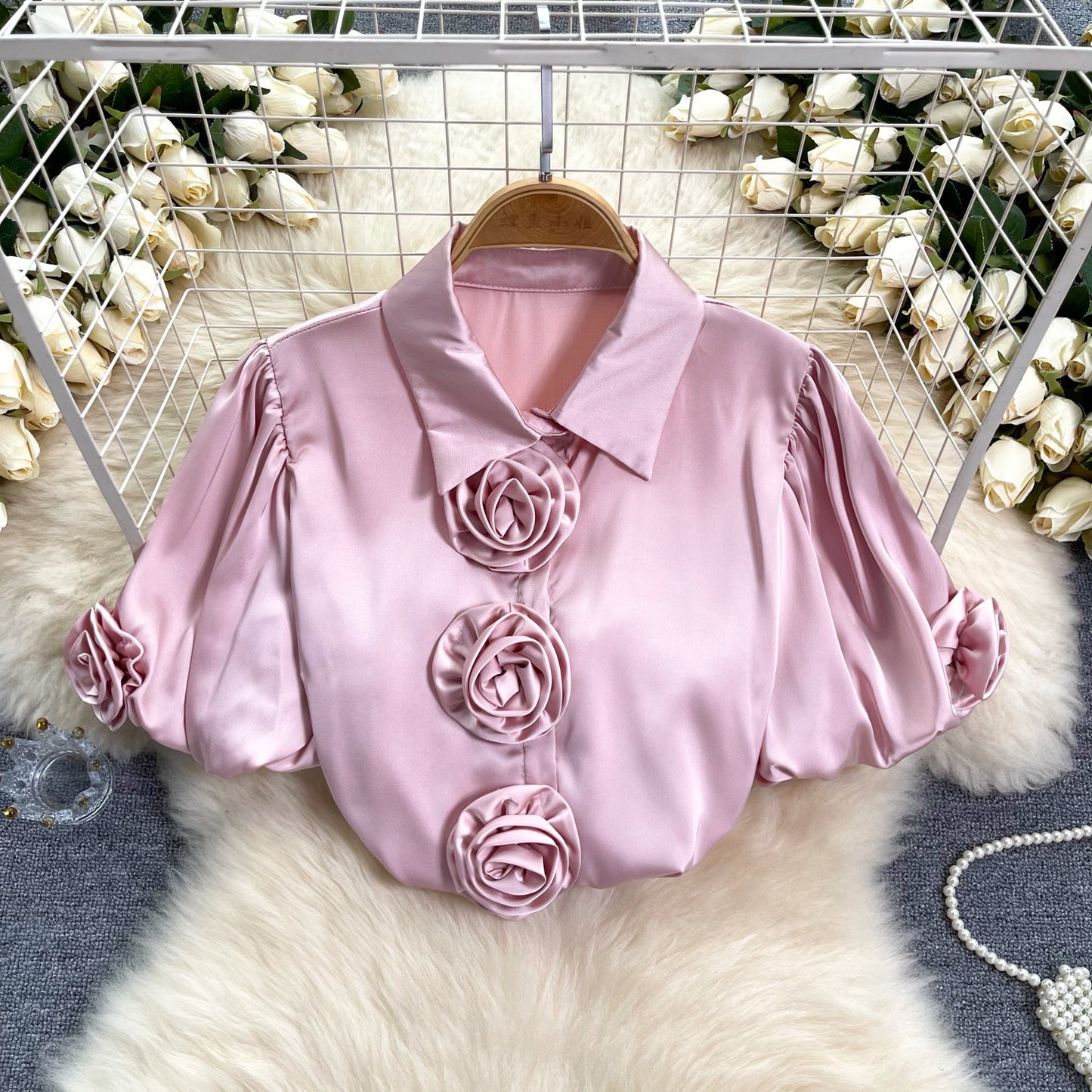 Haut en satin français à manches bouffantes et fleurs tridimensionnelles