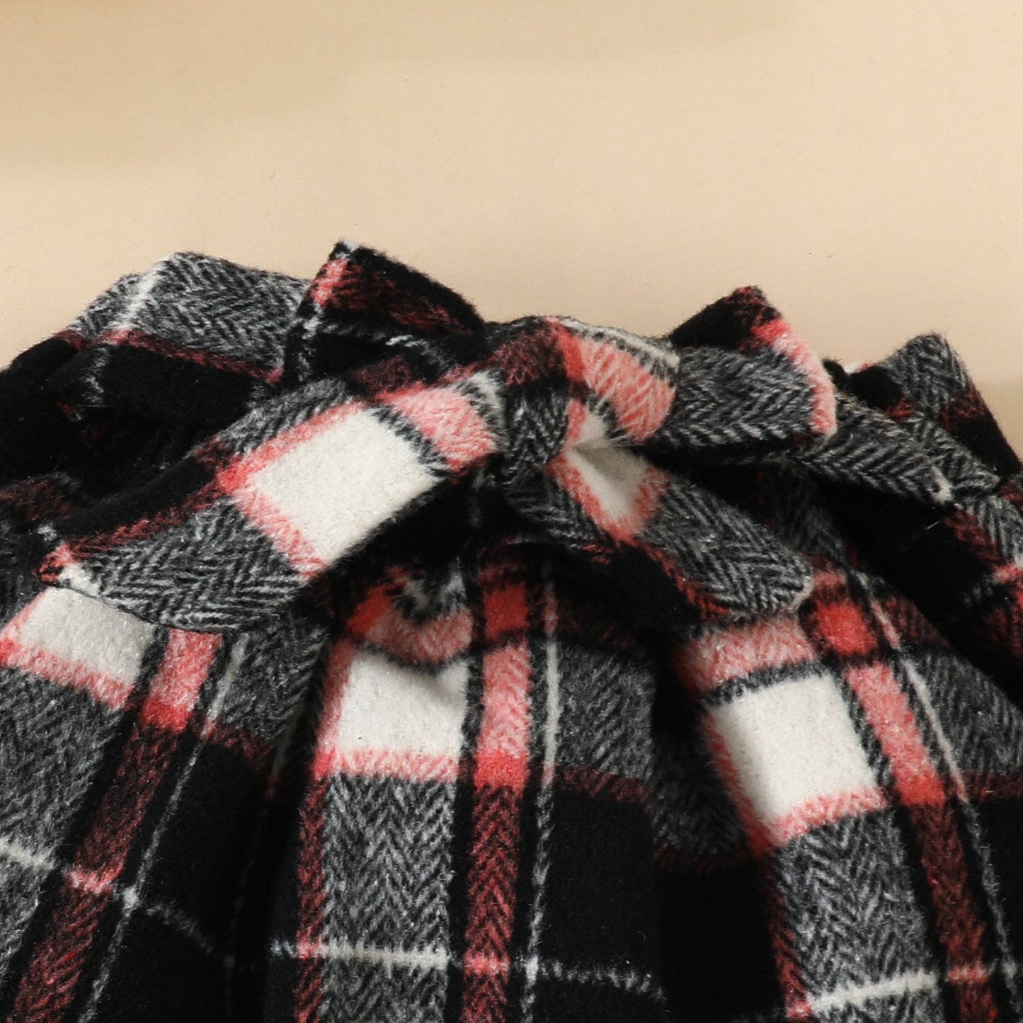Ensemble trois pièces haut à col roulé, jupe tartan à cordon de serrage et béret