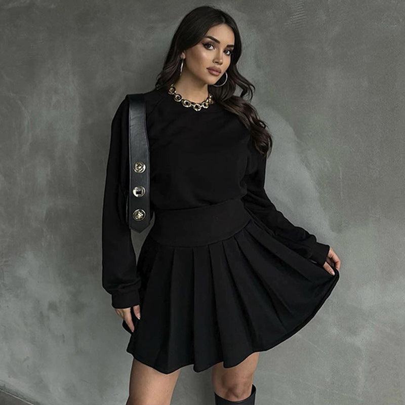 Ensemble deux pièces avec pull à manches longues et jupe plissée