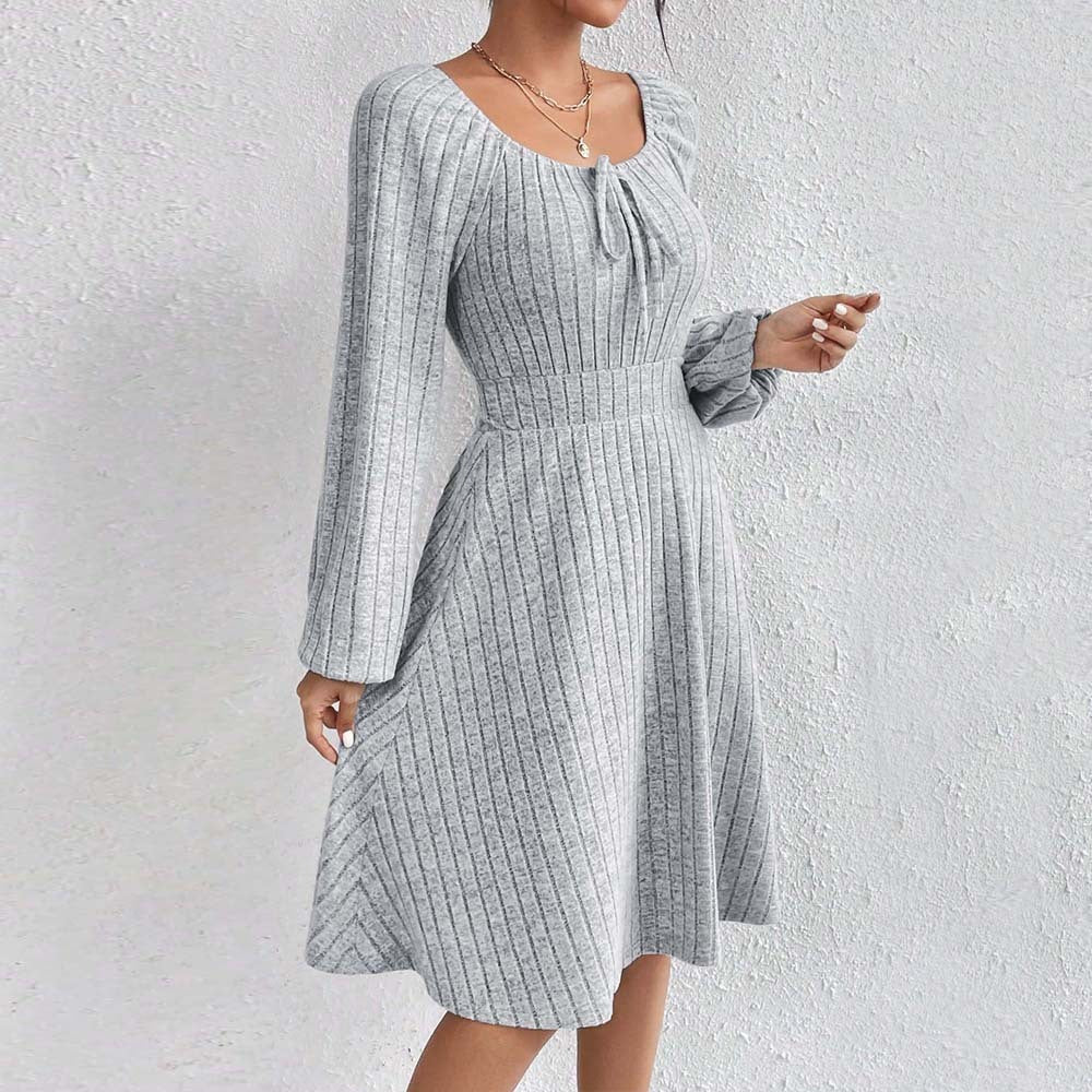 Robe à manches longues et col carré avec jupe cintrée