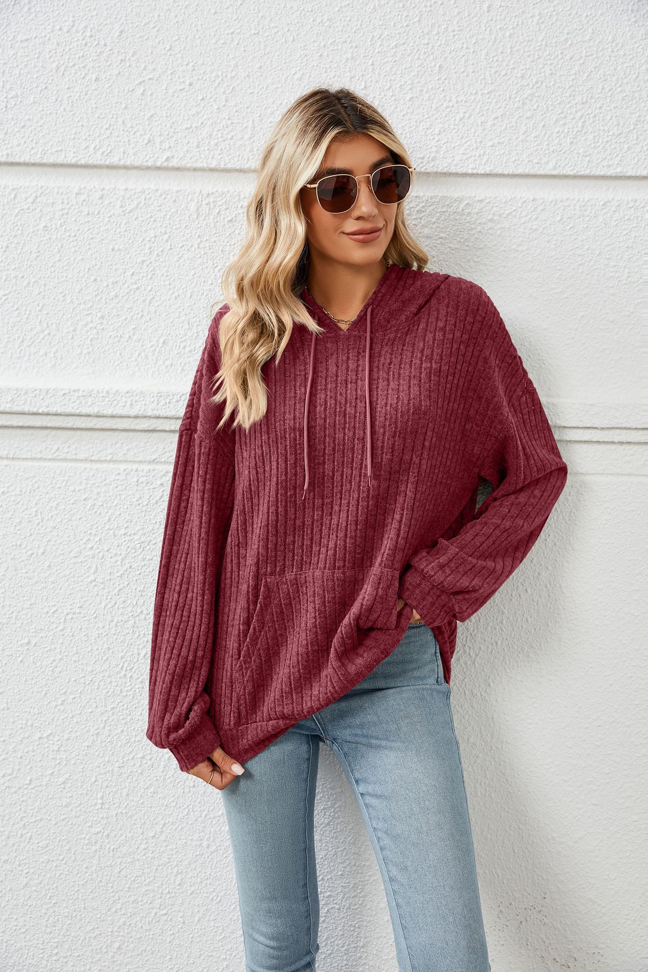 Pull tricoté à capuche et à rayures avec poche kangourou