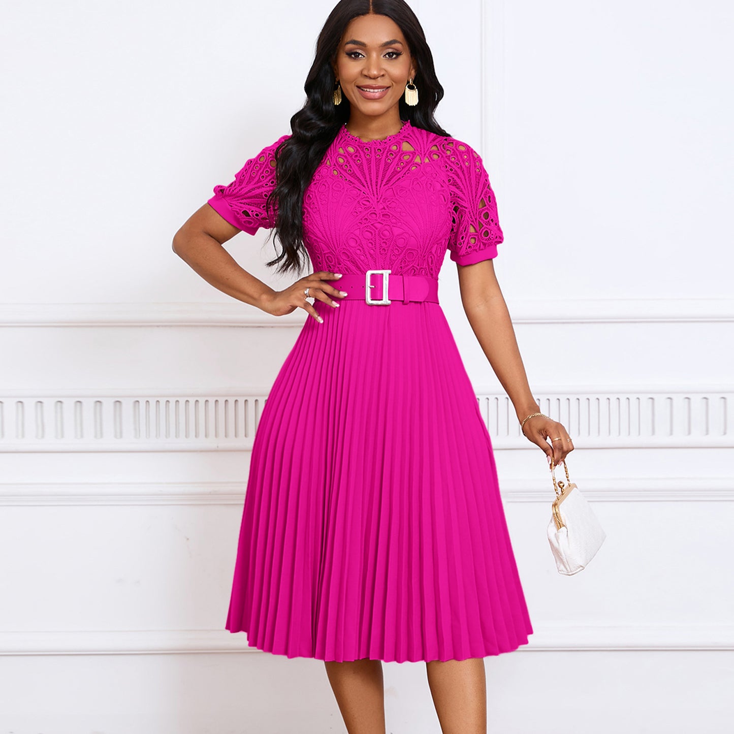 Robe plissée à manches courtes et coutures en dentelle pour femme