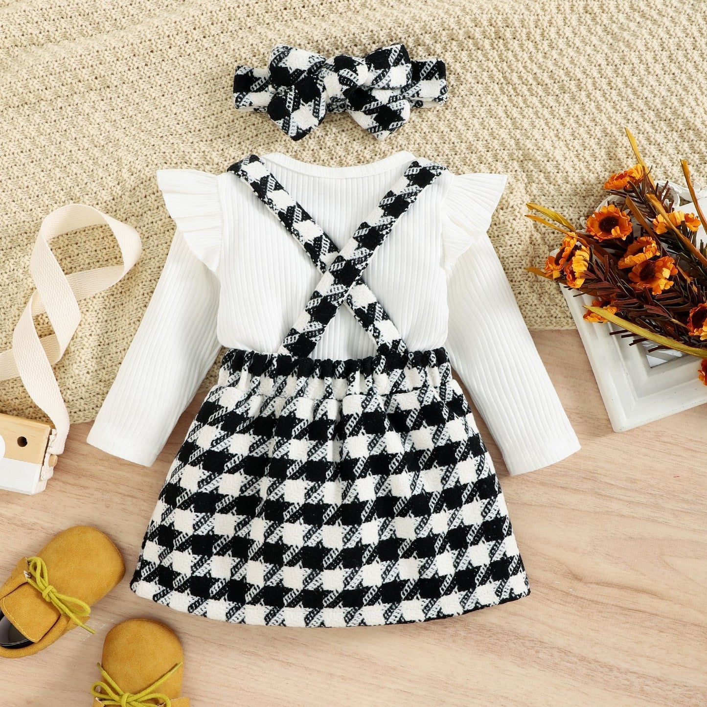 Robe salopette à carreaux avec haut à rayures et nœud, manches à volants, ensemble deux pièces pour fille