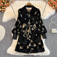 Robe en velours doré à simple boutonnage et revers