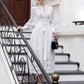 Robe à simple boutonnage en dentelle blanche brodée de fleurs, lanterne ajourée, manches longues, lacets
