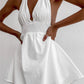 Robe blanche à décolleté en V profond et à lacets, taille ajustée et coussinet de poitrine