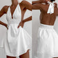Robe blanche à décolleté en V profond et à lacets, taille ajustée et coussinet de poitrine