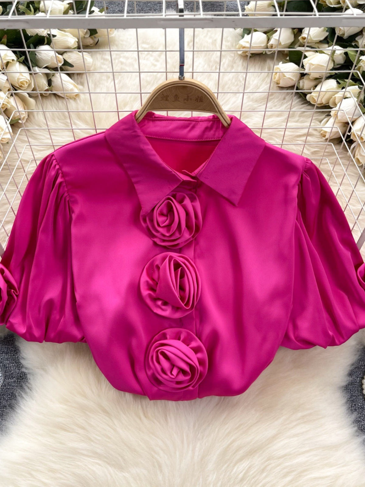 Haut en satin français à manches bouffantes et fleurs tridimensionnelles