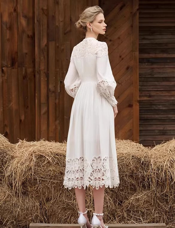Robe à simple boutonnage en dentelle blanche brodée de fleurs, lanterne ajourée, manches longues, lacets