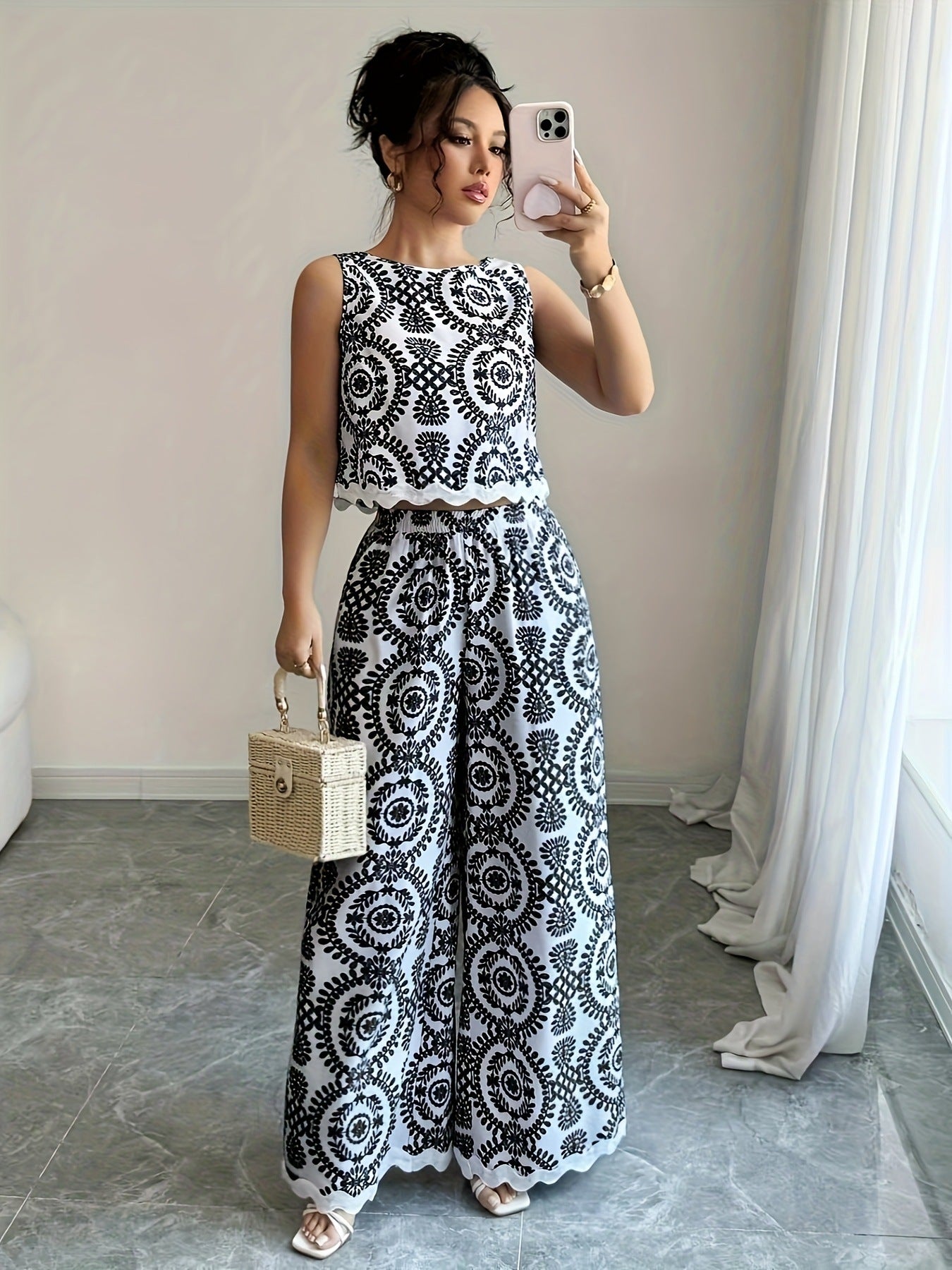 Plant-patterned Crew-neck Sleeveless Top And Wide-leg Pants Set With A Printed Design