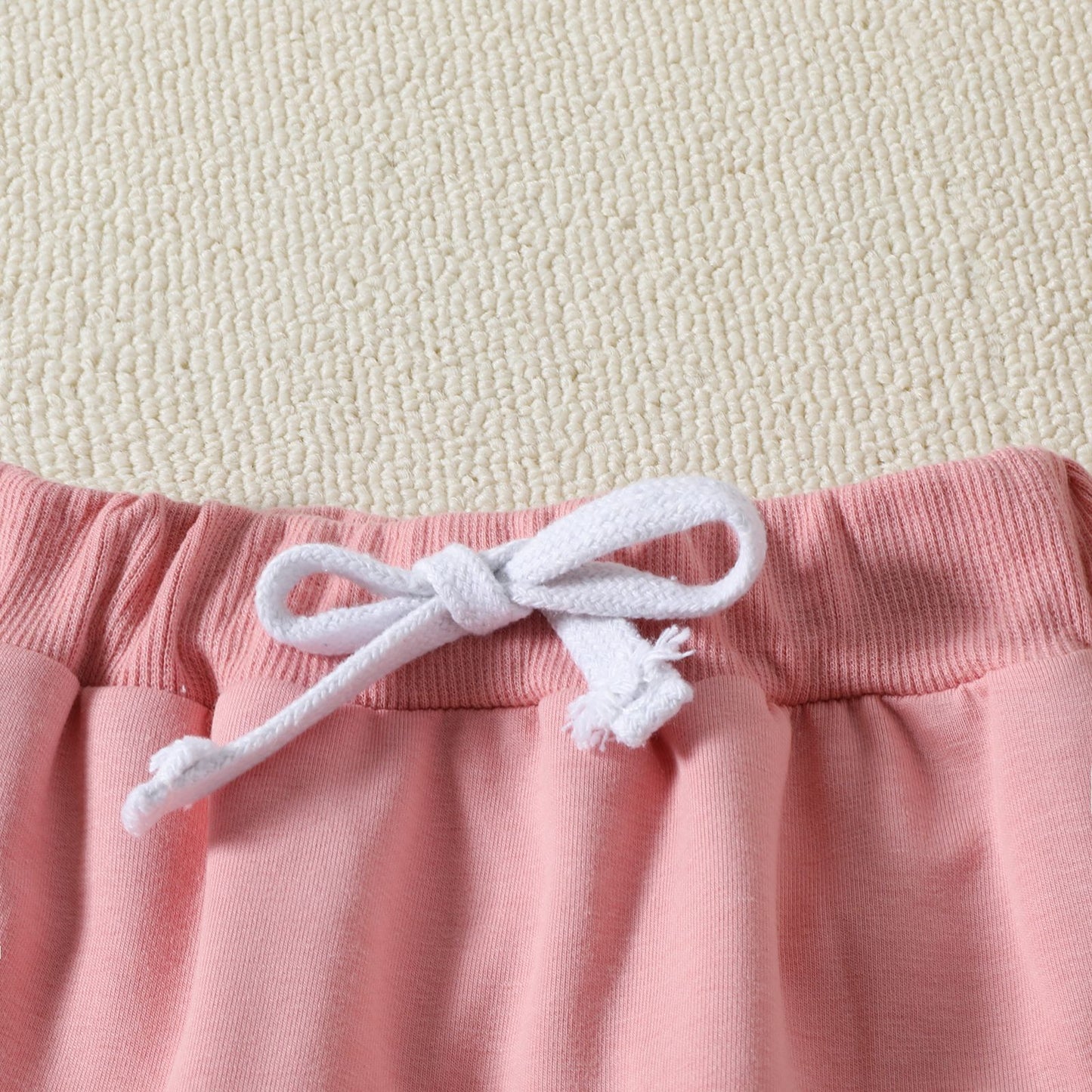 Ensemble deux pièces d'été avec haut imprimé à manches courtes et short de couleur unie