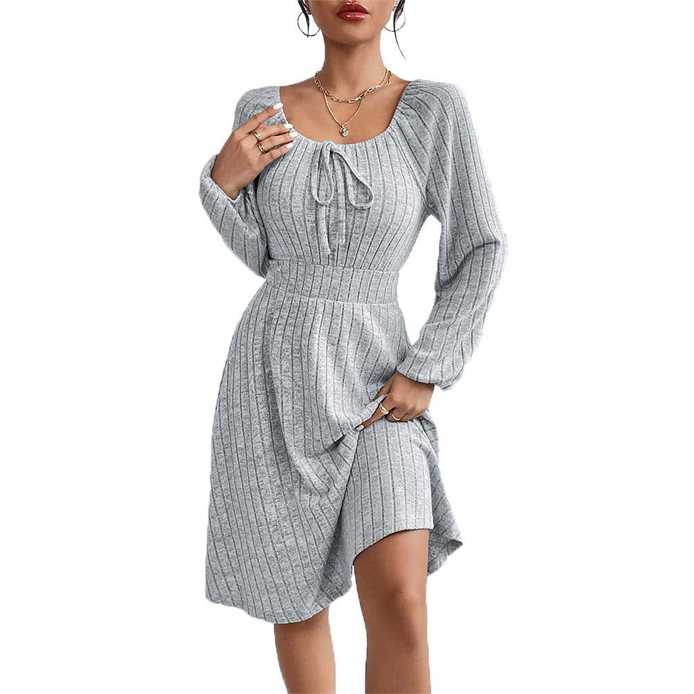 Robe à manches longues et col carré avec jupe cintrée