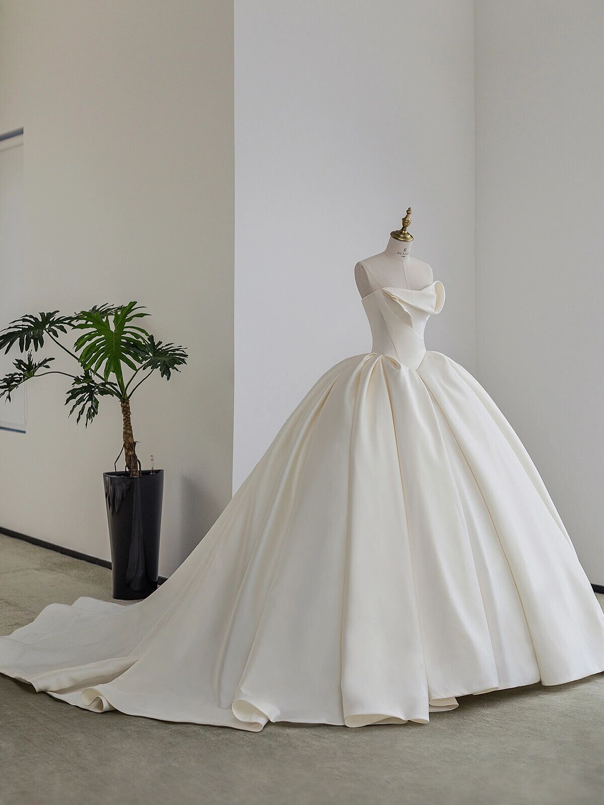 Robe de mariée Light Master vintage en satin avec haut tube