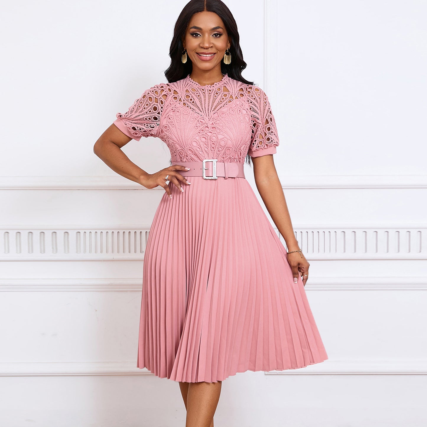 Robe plissée à manches courtes et coutures en dentelle pour femme