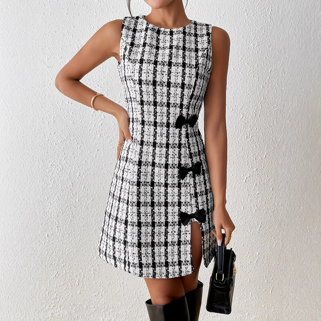 Sleeveless Elegant Dress With Bow Accessory For A Slimming Effect