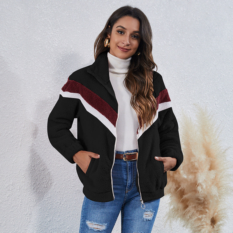 Veste en peluche à col haut, coutures, poches rayées et fermeture éclair