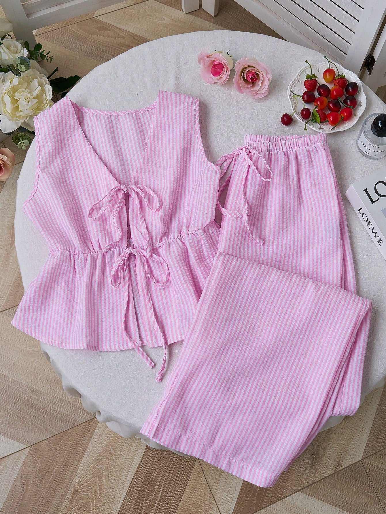 Loose-fit Tank Top With Tie Details Paired With Solid-color Pants