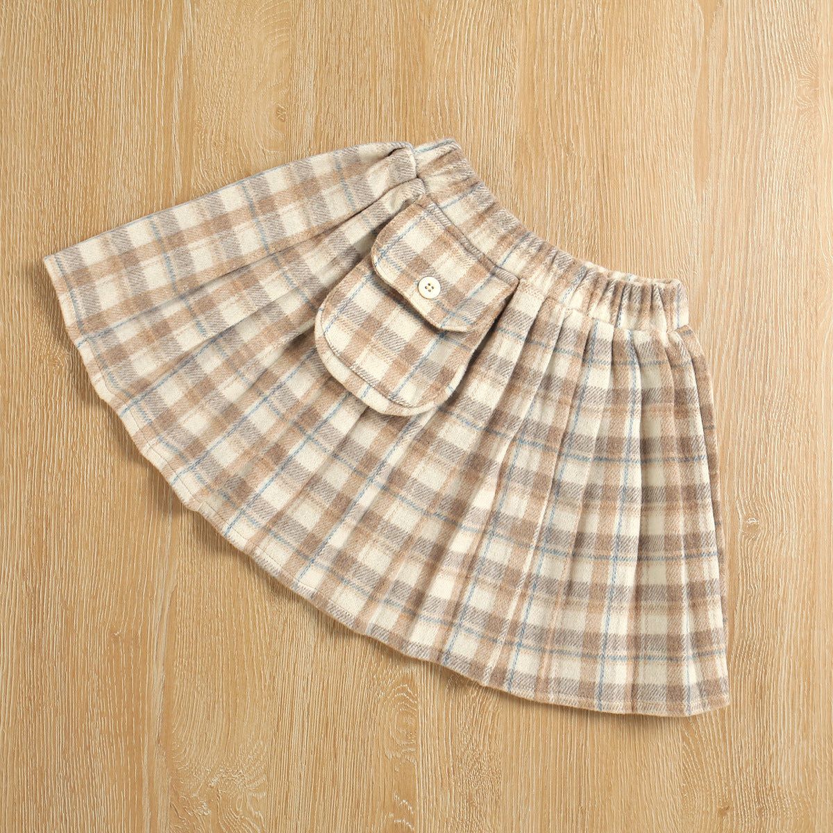 Ensemble deux pièces pull, chemise tricotée et jupe à carreaux